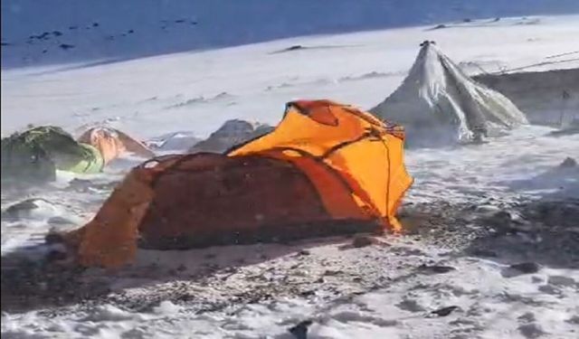 Ağrı Dağı'nda fırtına geçit vermedi dağcı grubu mahsur kalmaktan son anda kurtuldu