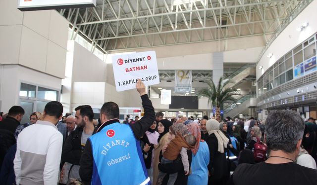 Batmanlı hacı adayları dualarla kutsal topraklara uğurlandı