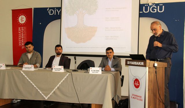 Diyarbakır'da 'Eğitim ve Maneviyat' Paneli Gerçekleştirildi