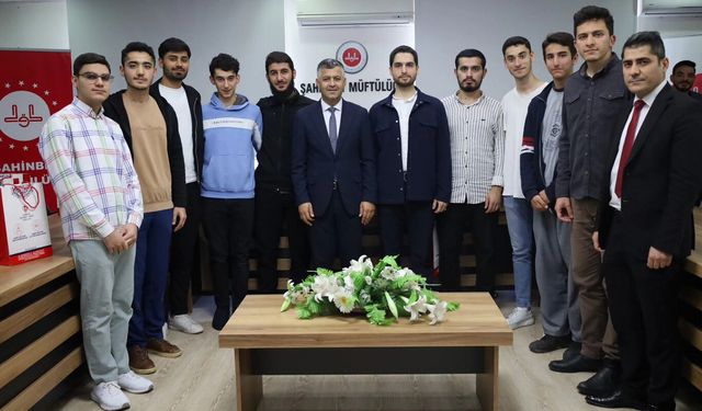 Gaziantep'te bilgi yarışmasına katılan geçlere umre ödülü
