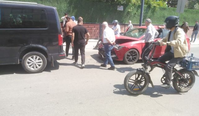 Hafif ticari araç ile otomobil çarpıştı