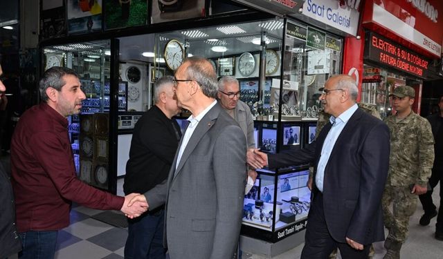 Malatya Büyükşehir Belediye Başkanı Er, deprem sonrası vatandaşlarla bir araya geldi