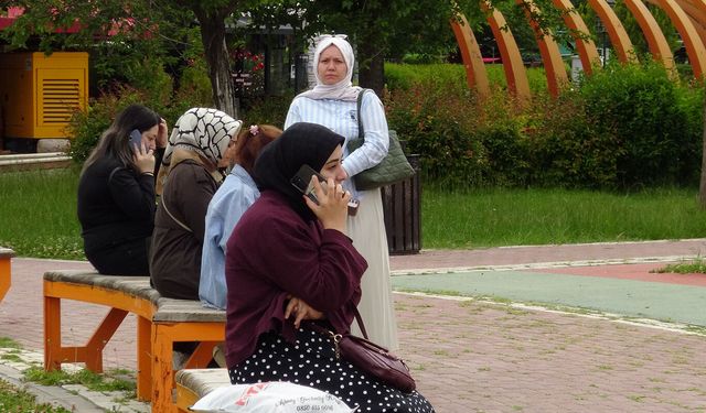 Malatya'da 5,6'lık deprem sonrası vatandaşlar açık alanlara sığındı