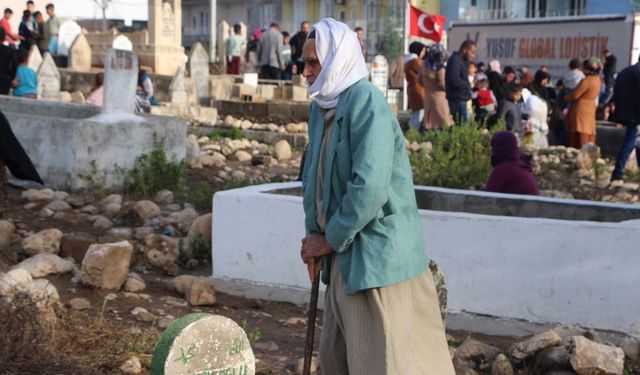 Mardin'de arife günü mezarlıklarda ziyaretçi yoğunluğu