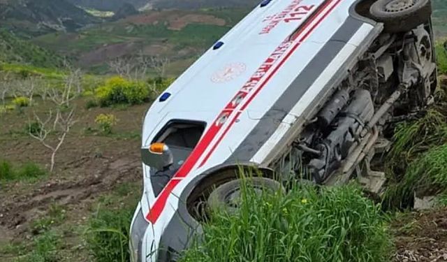 Pervari'de ambulans şarampole devrildi: 3 sağlık çalışanı yaralandı