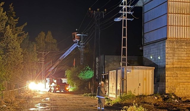 Şanlıurfa'da Dicle Elektrik ekipleri fırtına nedeniyle gece boyunca sahadaydı