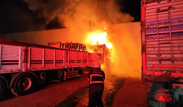 Şanlıurfa'da tır garajında yangın: 3 araç zarar gördü