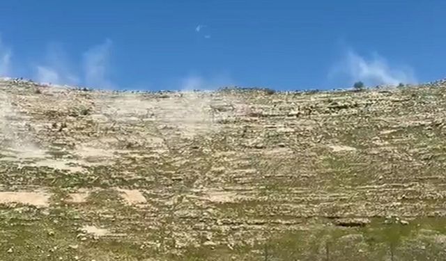 Şırnak'ta yamaçlarda risk oluşturan kayalar kontrollü şekilde patlatıldı
