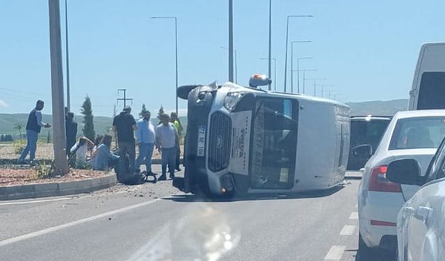 Yolcu minibüsü yan yattı: 5 yaralı