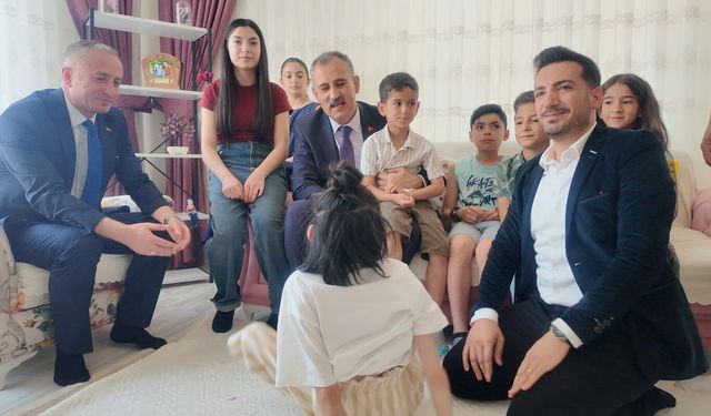 Ağrı Valisi Önder Bozkurt'tan evde eğitim gören Elif'e karne sürprizi