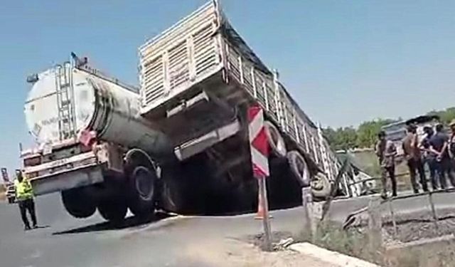 Akçakale yolunda tır ve tanker sulama kanalına devrildi