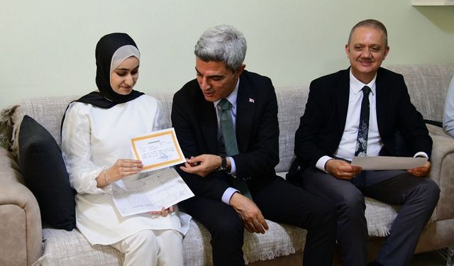 Azmiyle mezun olan özel eğitim öğrencisinin karnesi evinde teslim edildi