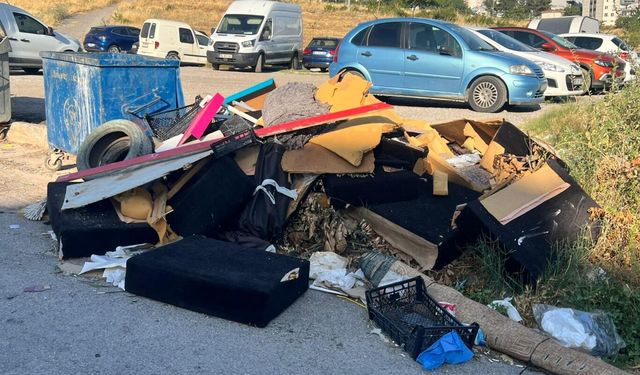 Buca'da çöp ve moloz yığını tepki çekti