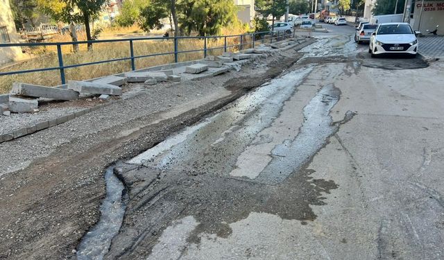 Buca'da kaldırım çalışması sırasında su hattında hasar oluştu