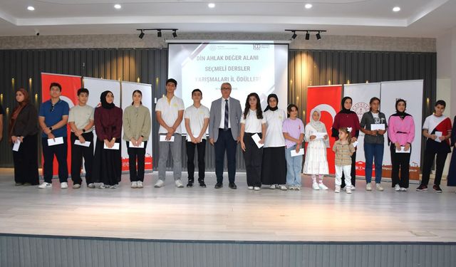 Din, ahlak ve değer yarışmalarında başarılı öğrenciler ödüllendirildi
