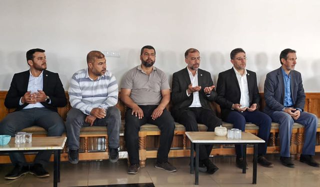 HÜDA PAR Şanlıurfa İl Başkanı Polat, kazada hayatını kaybeden 3 kardeşin taziyesine katıldı