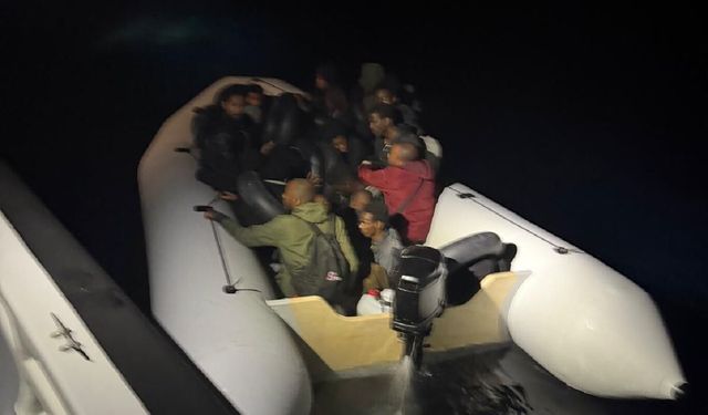 İzmir açıklarında 26 düzensiz göçmen yakalandı