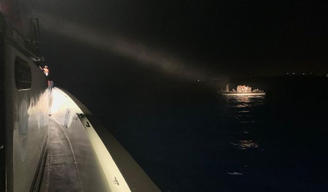 İzmir açıklarında sürüklenen lastik bottaki 32 göçmen kurtarıldı