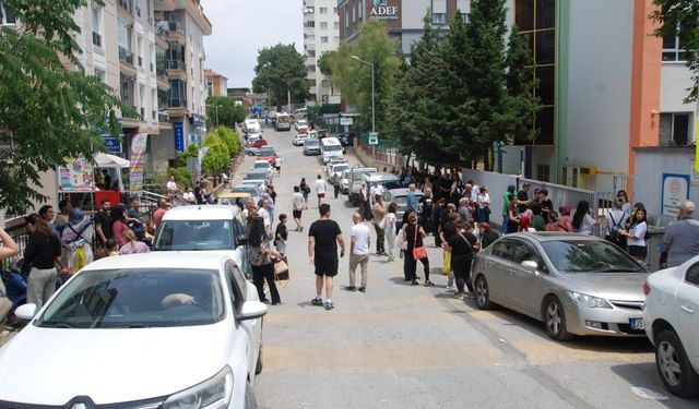 İzmir'de LGS sona erdi, öğrenciler aileleriyle buluştu