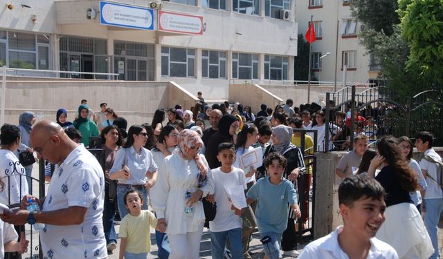 İzmir'de öğrenciler karne aldı, yaz tatili heyecanı başladı