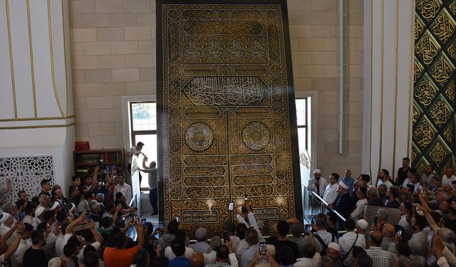 Kabe'nin kapı örtüsü Millet Camii'nde ziyarete açıldı