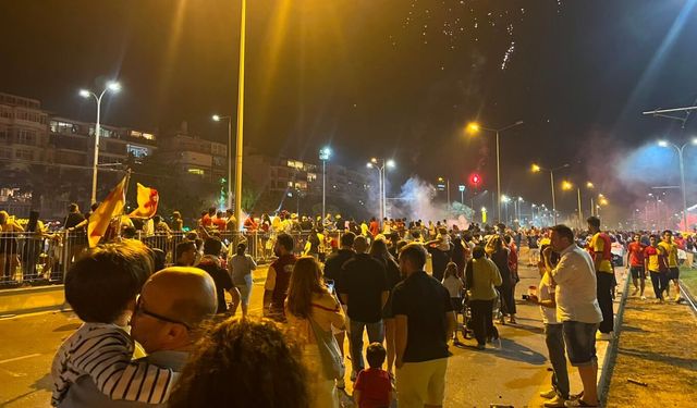 Konak sahilde taraftar yoğunluğu ve arbede yaşandı