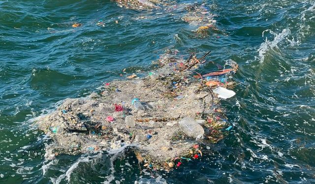 Konak Vapur İskelesi önünde deniz yüzeyinde atık yoğunluğu