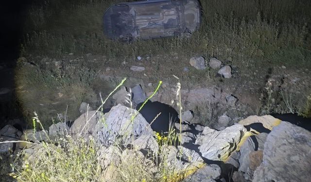 Kontrolden çıkan otomobil uçuruma yuvarlandı