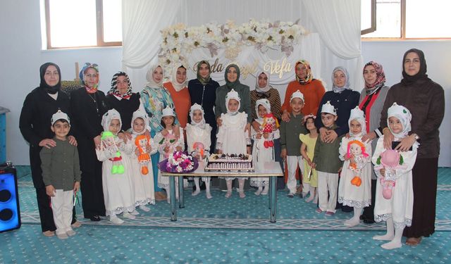 Kur'an'a geçiş yapan miniklerin sergilediği performans izleyicileri mest etti