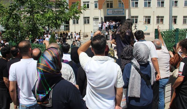 LGS heyecanı Batman'da yaşandı: Veliler umutla bekledi, çocukları için dua etti