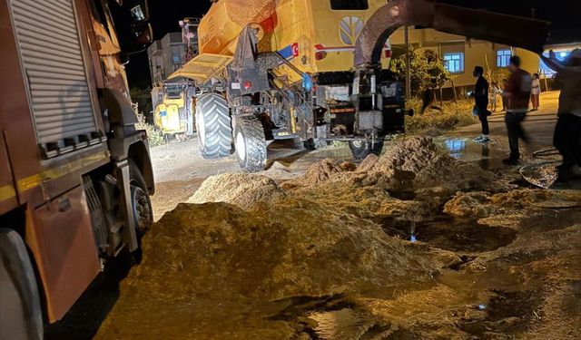 Mardin'de biçerdöverden çıkan kıvılcımların yol açtığı yangında 4 ton saman zarar gördü