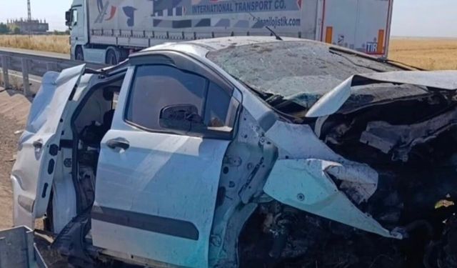 Mardin'de hafif ticari araç bariyerlere çarptı: Bir ölü 2 yaralı