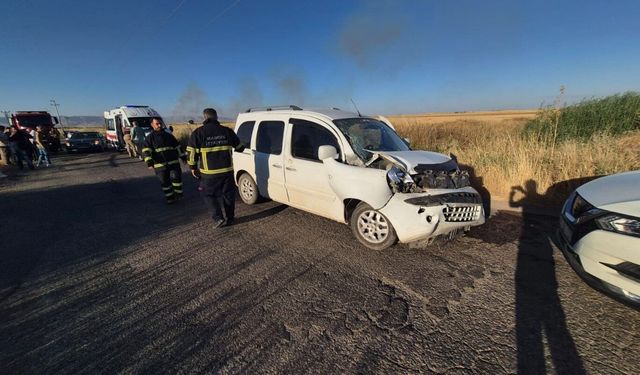 Mardin'de iki hafif ticari araç çarpıştı: 8 yaralı