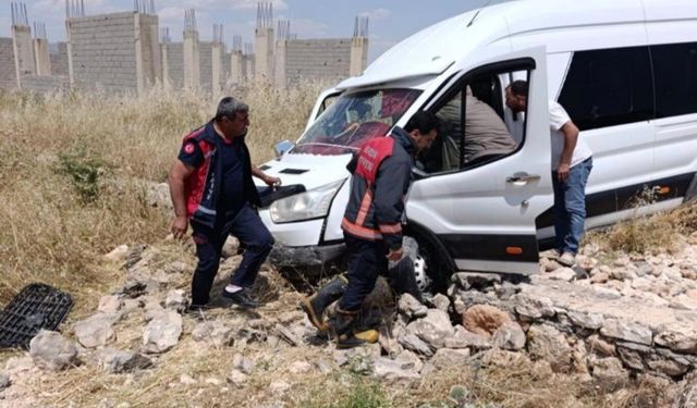 Mardin'de kontrolden çıkan minibüs şarampole uçtu: 2 yaralı