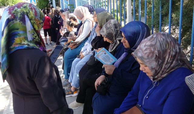Öğrenciler sınavda, veliler duada