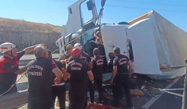 Şanlıurfa-Diyarbakır yolunda tır devrildi