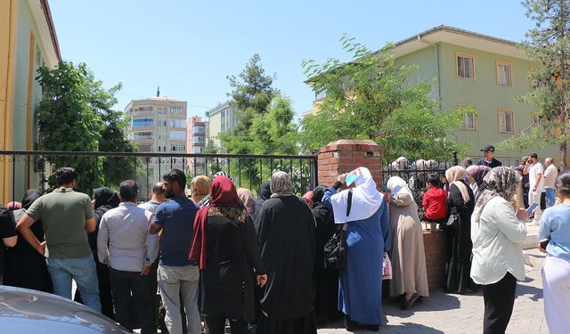 Şanlıurfa'da LGS heyecanı: Öğrenciler içeride, veliler dışarıda ter döktü