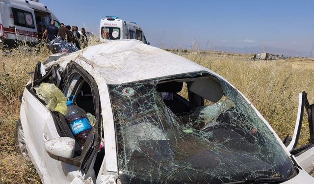 Şırnak'ta otomobil şarampole yuvarlandı: Aynı aileden biri bebek 5 kişi yaralandı
