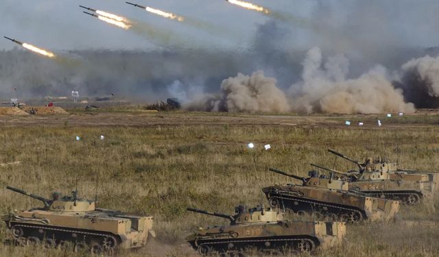 Ukrayna'dan Belarusa: Sınırdaki askeri teçhizatlar hedef alınabilir