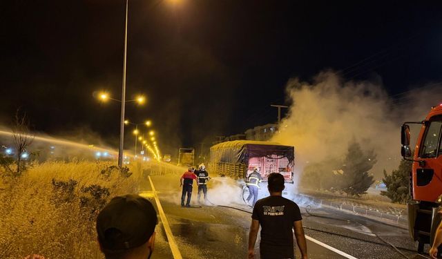 Un yüklü tır seyir halindeyken alev aldı