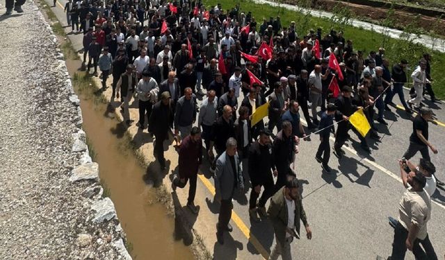 Van-Bahçesaray yolunun ulaşıma açılması için yürüyüş düzenlendi