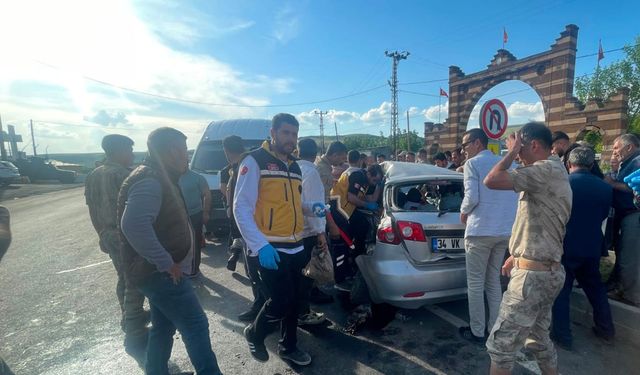 Van'da minibüs ile otomobil çarpıştı: 5 yaralı