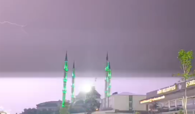 Ağrı'da sağanak etkili oldu: Şimşekler geceyi aydınlattı