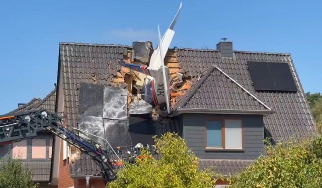 Almanya'da uçak evin çatısına düştü: 1 ölü, 1 kayıp