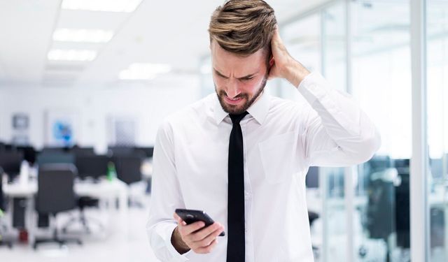 Araştırma: Uzun süre telefon kullanımı boyun, göz ve kas sağlığını tehdit ediyor
