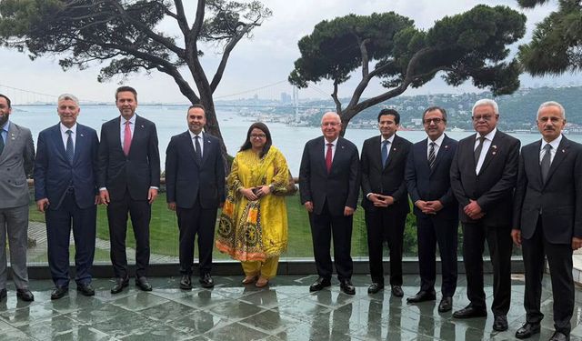 Bakan Uraloğlu, Pakistanlı bakanlarla İstanbul'da bir araya geldi
