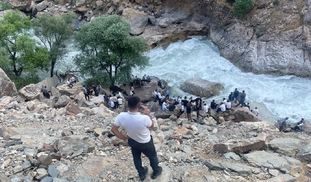 Balık tutarken Habur Çayı'na düşen genç kayboldu