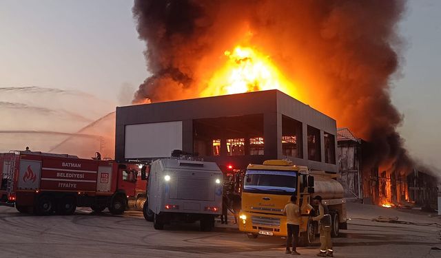 Batman'daki yangında 8 depo ile 8 araç kullanılamaz hale geldi