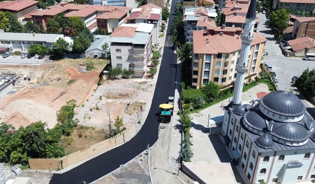 Battalgazi Belediyesi iki mahallede sıcak asfalt serimi yaptı