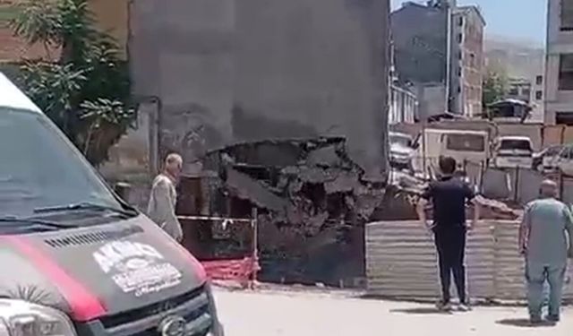 Bina duvarının çökme anı kameraya yansıdı